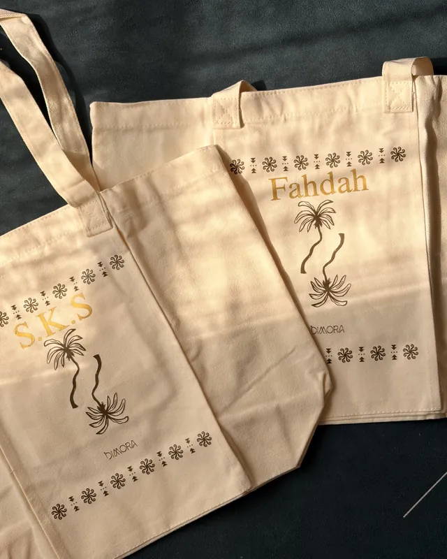 شنط قطنية مطبوع عليها «Fahdah» و«S.K.S»
