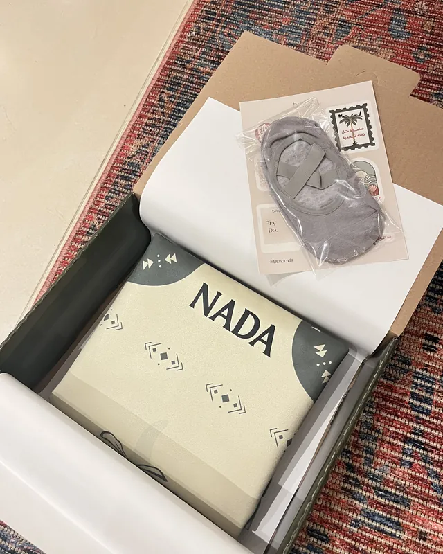 سجادة ريفورمر مطبوع عليها «NADA» داخل علبتها